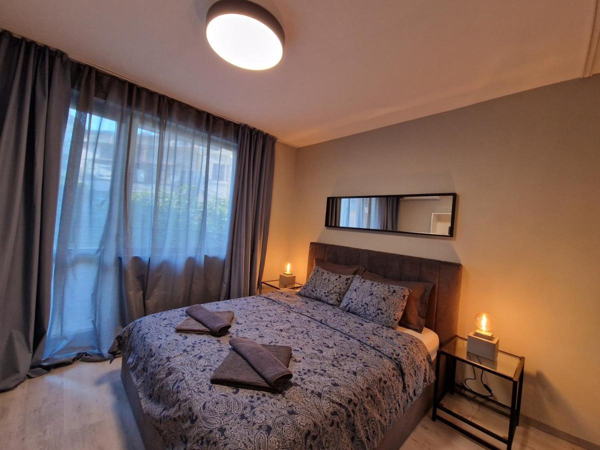 Marsselis Luxe Port Apartment Varna Exteriör bild