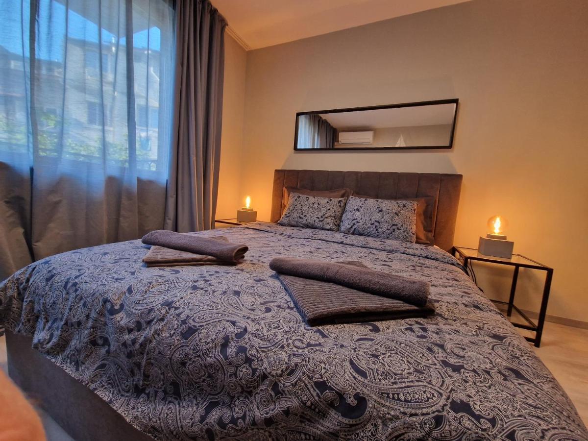Marsselis Luxe Port Apartment Varna Exteriör bild
