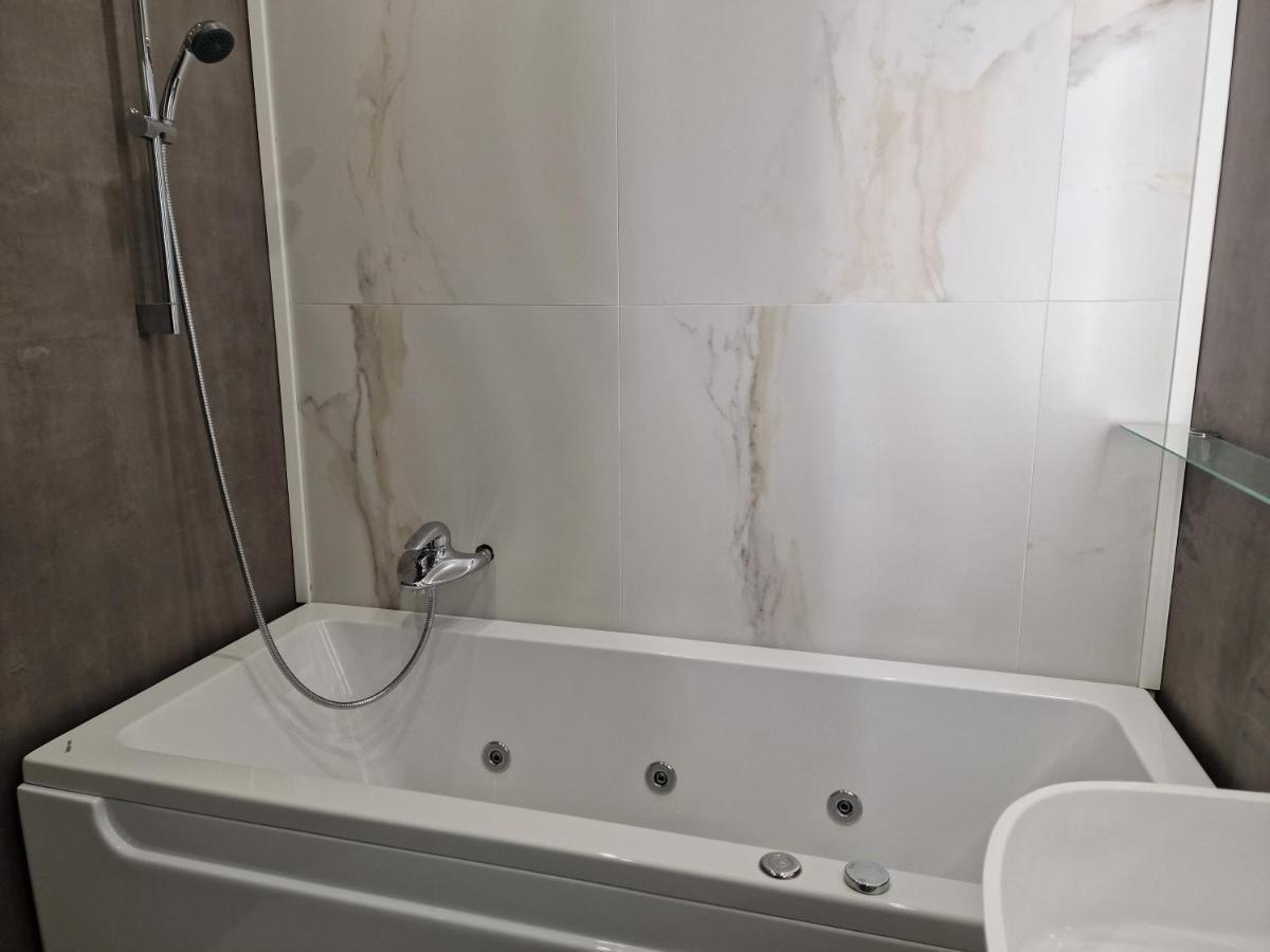 Marsselis Luxe Port Apartment Varna Exteriör bild